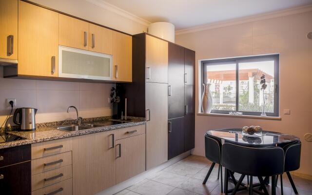 B05 - Lux & Pool Central Apartment