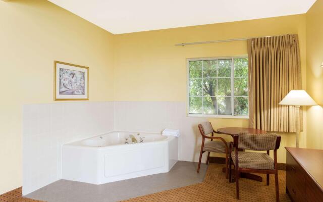 Super 8 By Wyndham Osage