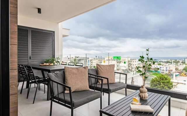 Sanders Only - Delightful 2-bdr Apt With Balcony