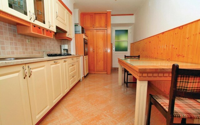 Awesome Home in Racisce With Wifi and 6 Bedrooms
