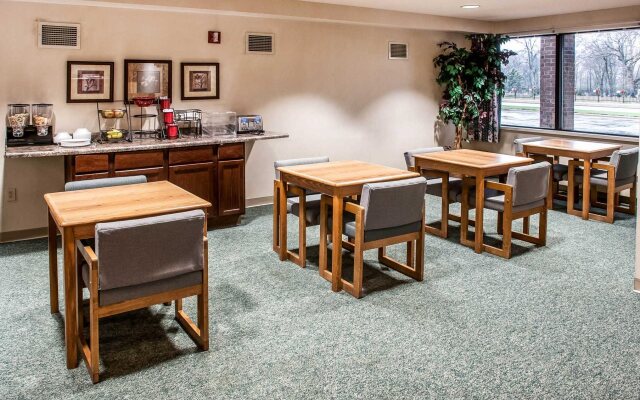 Econo Lodge Inn & Suites Oconto