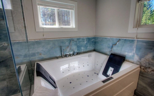 Creek Side Summit 4 Bedroom Home by RedAwning