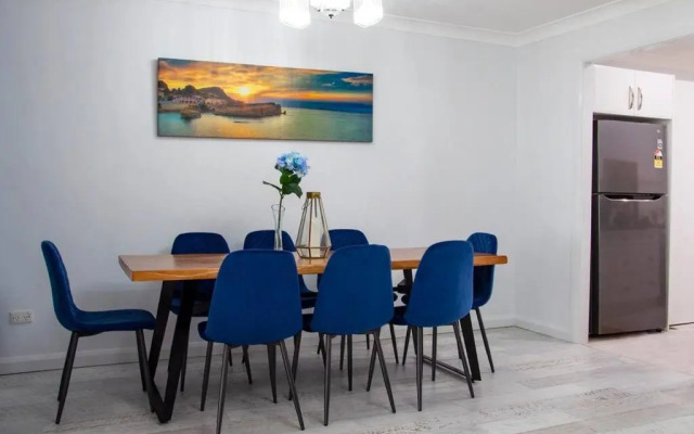 Getaway Lakefront Environmental House on Lake Macquarie with Water View