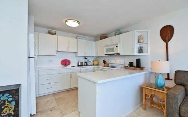 Lahaina Roads #205 1 Bedroom Condo by Redawning