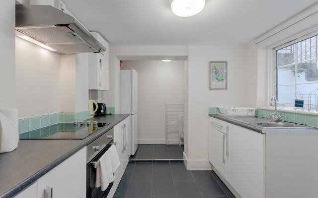 1 Bedroom Apartment in Notting Hill Accommodates 3