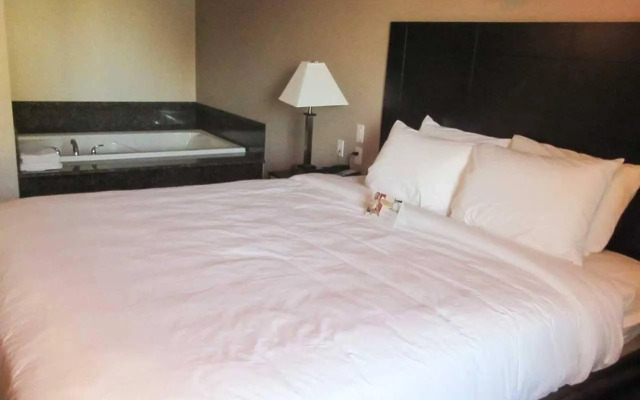 Quality Inn & Suites near Downtown Bakersfield