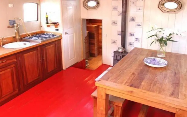 The Burret Houseboat