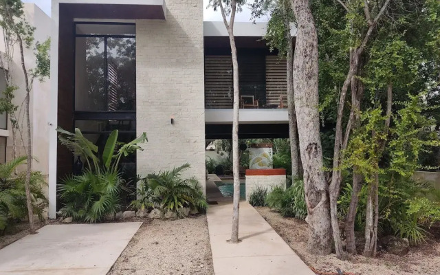 Magazine-worthy Villa Ponderosa with Private Pool & Gated Area