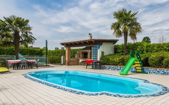 Beautiful Holiday Home in Zelarino With Swimming Pool