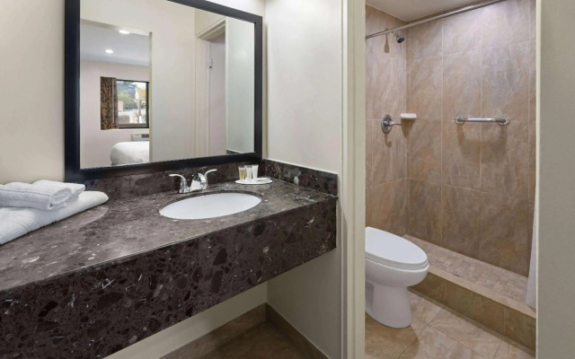 Travelodge by Wyndham Manhasset