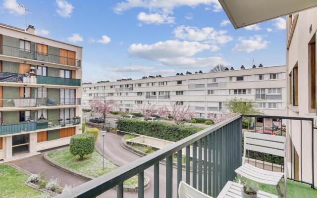 Budget apart with balcony near Paris