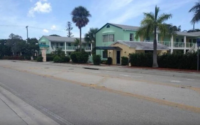 Holiday House Motel