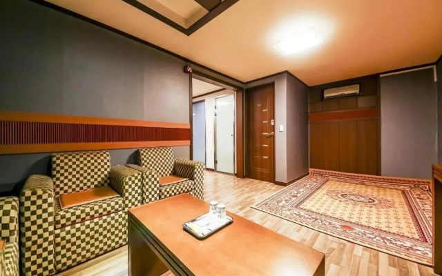Nest Major Hotel