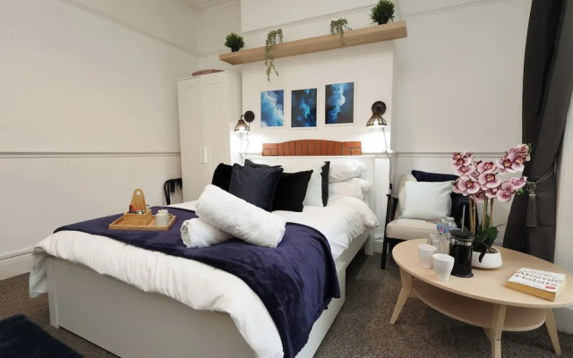 Cardiff Guesthouse & On-Street Parking