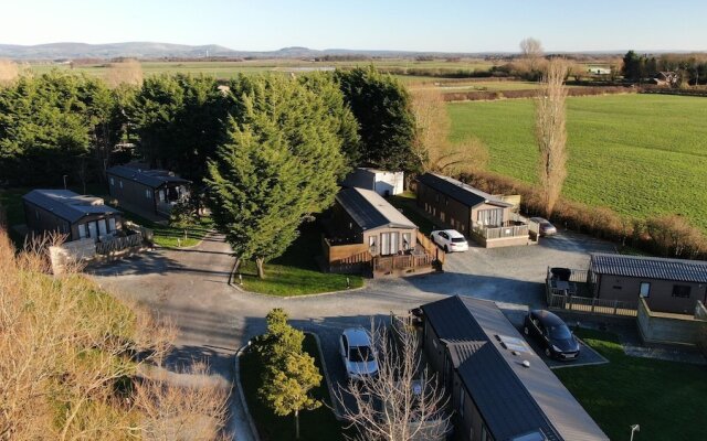 Dog Friendly Lodge With hot Tub, Quiet Location