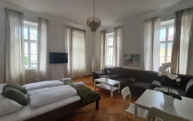 Chic 3BR Belvedere Apartment