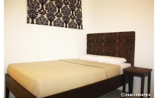 R Suites & Cafe