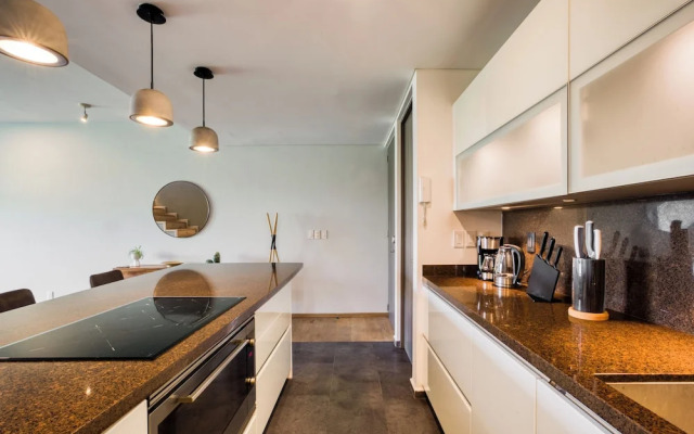 Chic PH Haven with rooftop By Tasman