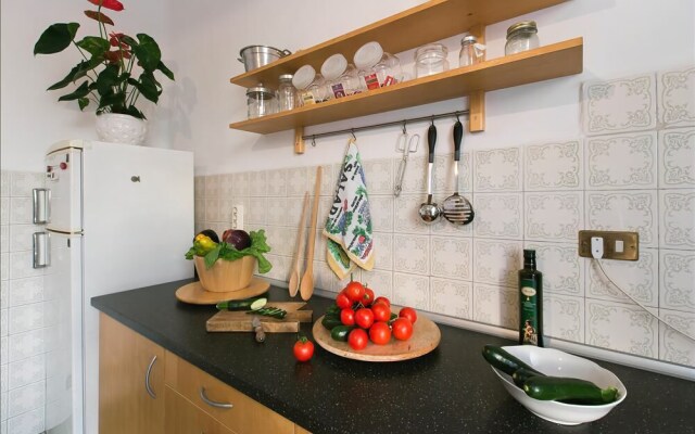 Bright and quiet Halldis apartment with small balcony