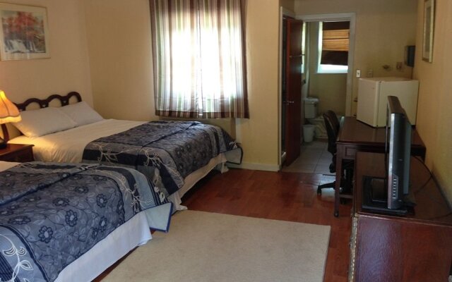 The Crest Inn Suites and Cottages