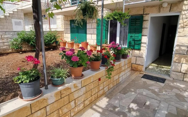 Apartments and rooms with parking space Supetar, Brac - 5658