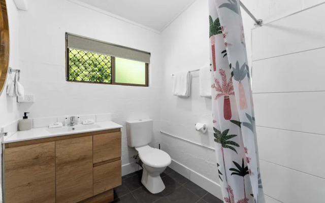 Kinka Palms Beachfront Apartments / Motel