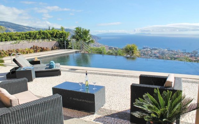 Exquisite Madeira Villa Villa Funchal Luz 5 Bedroom Heated Pool Sea Views Games Room Fu