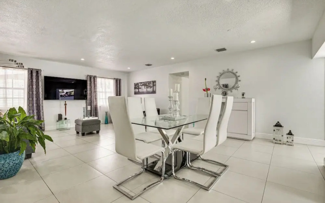 Sun-soaked Home w/ Pool in Lauderdale Lakes!