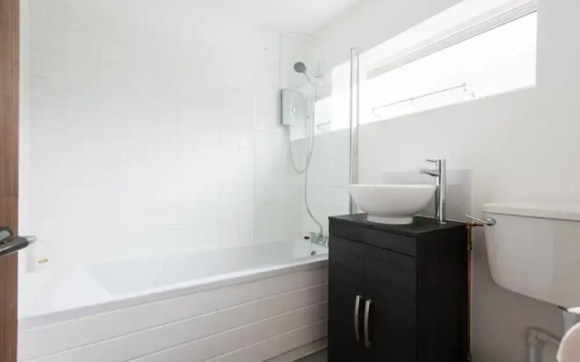 The Century Chalet - Contemporary 2bdr with Parking