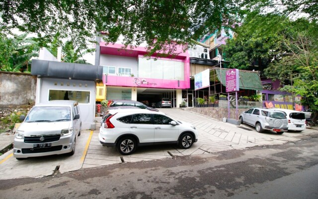 RedDoorz Premium near Nipah Mall