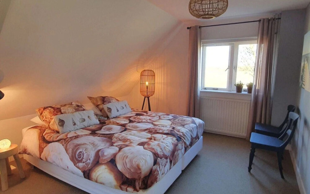 Spacious Farmhouse in Ijzendijke With Garden