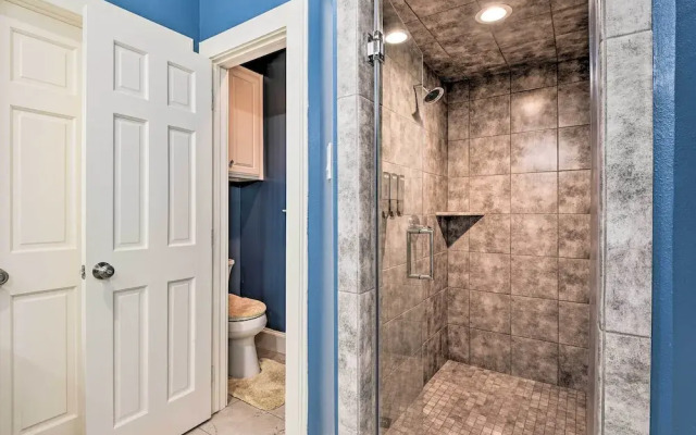 Private Pool: Spacious & Vibrant Argyle Villa!