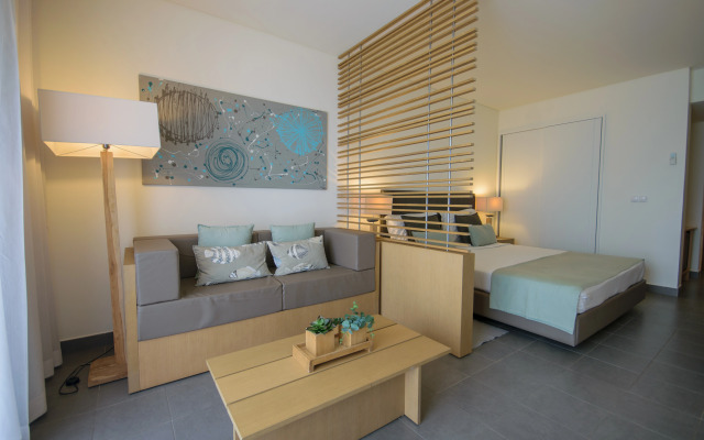 Hotel Oasis Salinas Sea