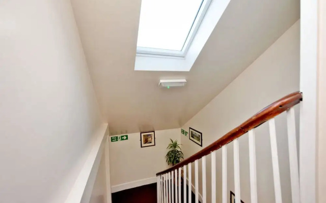 Grand Mansion, 9 Beds, Sleeps 17, Parking - Groups