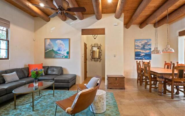 Casa Nona - Pristine Home in the Railyard District, Walk to The Plaza