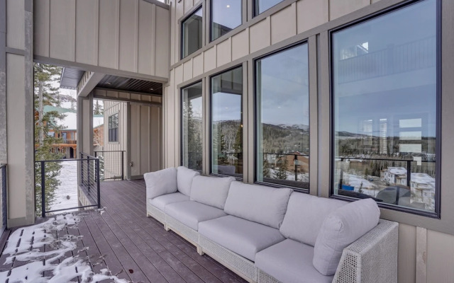Spacious Utah Escape w/ Balcony & Mountain Views!
