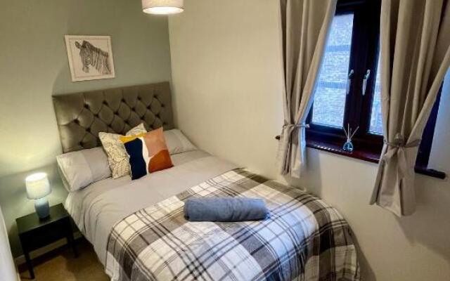 Comfy & Spacious 5 person house, driveway parking!