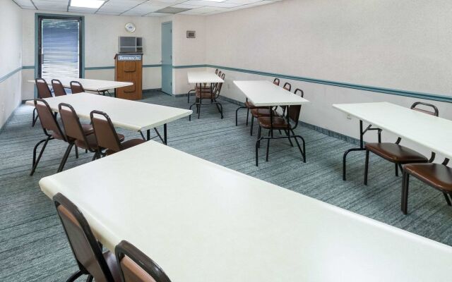 OYO Hotel Chapmanville Inn, WV - Hwy 119