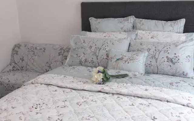 Flat 1 Modern studio flat with free parking, Netflix and private entrance