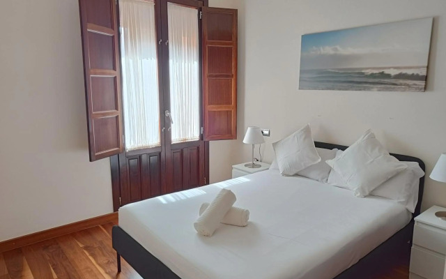 APARTAMENTOS DELUXE PALACIO DE LOS JERÓNIMOS free parking