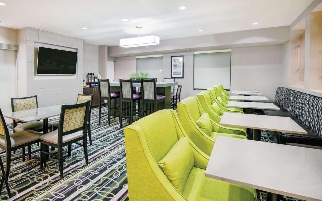 La Quinta Inn and Suites Woodlands South