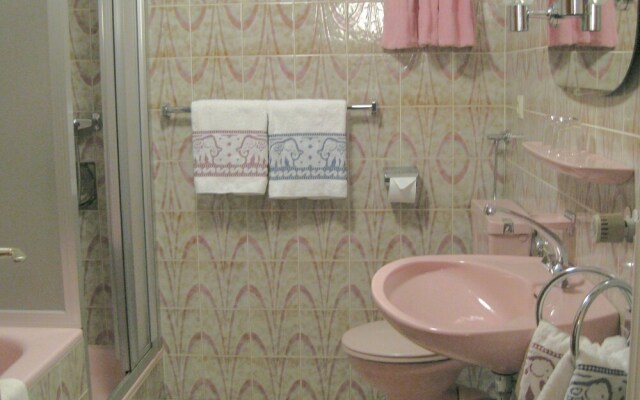 Cosy Apartment with Terrace, Garden, BBQ, Deckchair, Heating