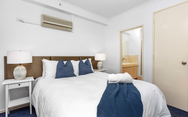 Oversized East Perth 2BR Pool Gym Parking – Guest Rooms – Perth