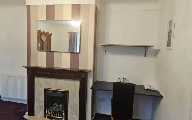 Pet Friendly - 2 Bedrooms - 4 Guests - Parking