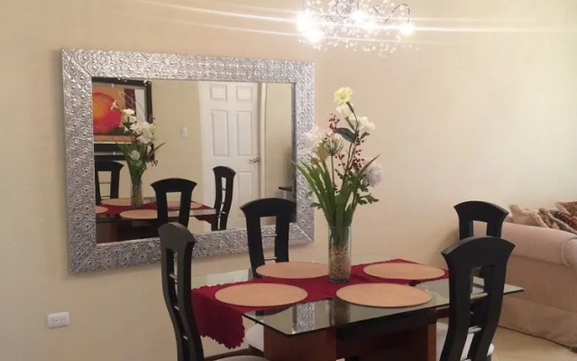 Gold Coast Luxurious and Stylish Condo