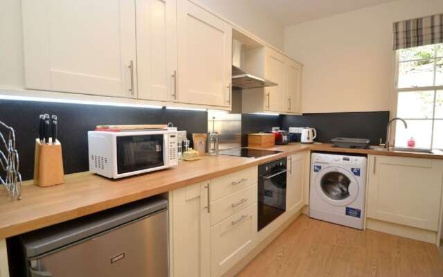 Apartment in 19th-century Building With Communal Garden in Dartmouth