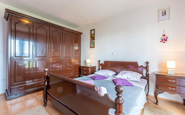 Nice Apartment in Duce With 2 Bedrooms and Wifi