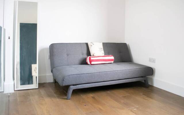 Modern 1 Bed 2-storey Flat in Clapton