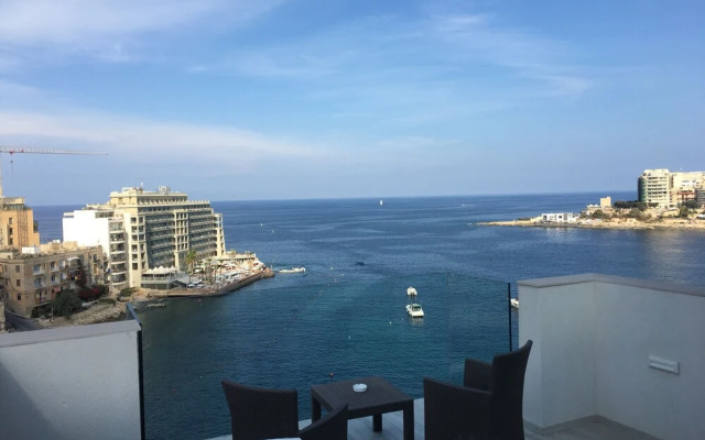 Seafront Penthouse Triplex- Roof Terrace & Hot Tub