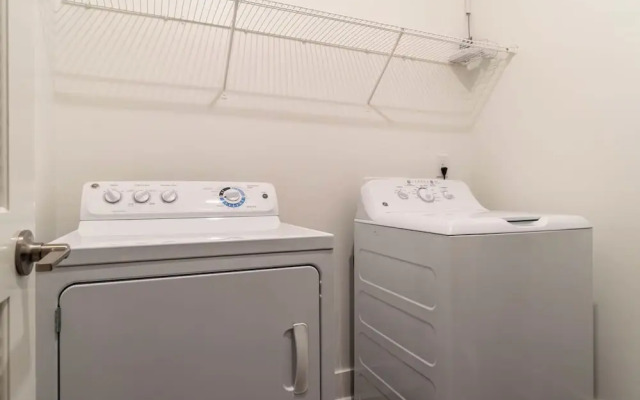 Landing Weston Lakeside Apartments